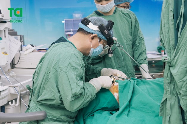 Bác sĩ thực hiện phẫu thuật cắt amidan tại Bệnh viện ĐKQT Thu Cúc