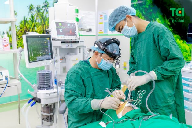 Biện pháp điều trị cần được đề xuất là cắt amidan để có thể loại bỏ viêm nhiễm, loại trừ ổ vi khuẩn, virus gây bệnh và tiến triển sang các cơ quan bên cạnh