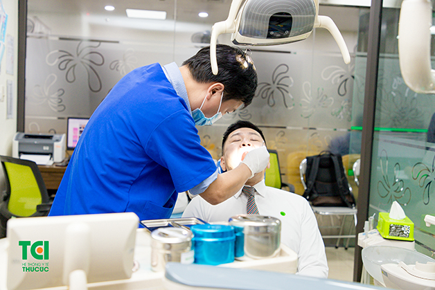 Khi bị viêm amidan mạn tính, người bệnh nên đi khám ngay để bác sĩ chuyên khoa đưa ra phác đồ điều trị phù hợp
