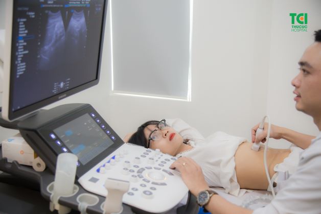 Siêu âm thai nhi 8 tuần tuổi qua thành bụng là phương pháp siêu âm phổ biến được áp dụng khi thai 8 tuần tuổi. Mẹ bầu khi siêu âm cần làm căng bàng quang bởi nó sẽ giúp tử cung được bộc lộ rõ ràng, giúp cho quá trình quan sát thai nhi sẽ trở nên dễ dàng hơn