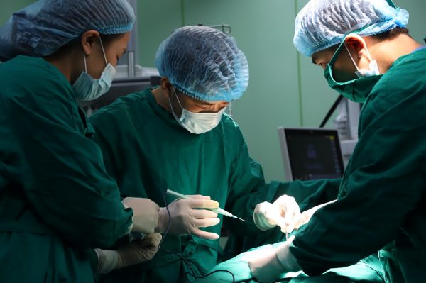 Phẫu thuật giãn tĩnh mạch thừng tinh được thực hiện khi người bệnh có kết quả xét nghiệm tinh dịch đồ bất thường.
