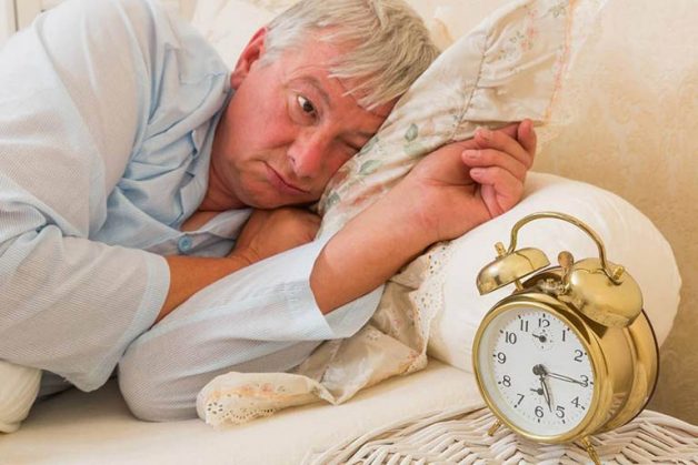 Người cao tuổi dễ bị mất ngủ hoặc đảo lộn giấc ngủ