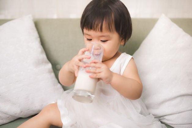 Trẻ đang dùng sữa công thức không phù hợp.là một trong những nguyên nhân gây táo bón ở trẻ