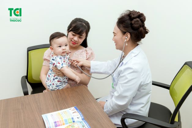 Khi nghi ngờ hoặc phát hiện trẻ bị lên sởi, cha mẹ cần đưa trẻ đến bệnh viện để được bác sĩ thăm khám và có phương pháp xử lý đúng cách, hiệu quả.