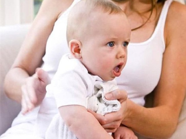 Khó thở là một triệu chứng dễ thấy khi van động mạch phổi bị hẹp vừa và nặng.