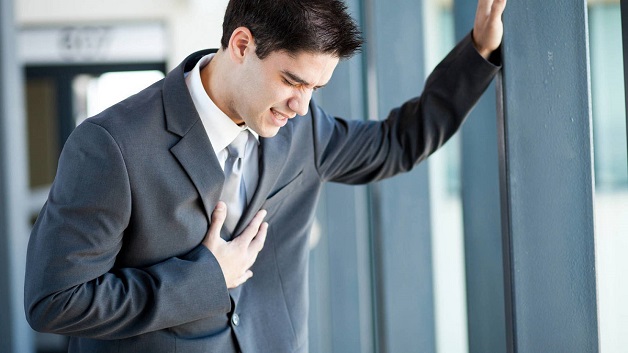 Đau ngực là một trong những triệu chứng bệnh mạch vành tim điển hình.