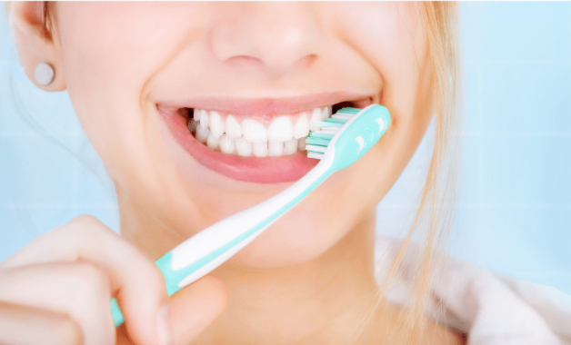 Vệ sinh răng miệng không sạch sẽ là một trong những nguyên nhân gây viêm Amidan