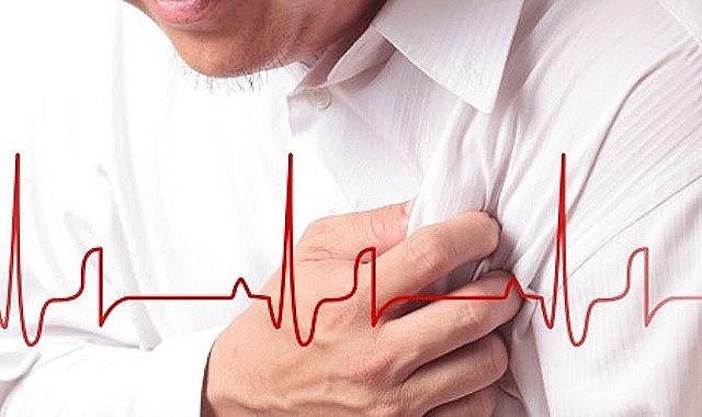 Cơn đau thắt ngực hoặc áp lực ở vùng ngực là một triệu chứng của động mạch vành xơ cứng