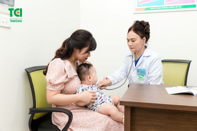 khi trẻ có dấu hiệu của bệnh táo bón cần đưa trẻ đi thăm khám để được tư vấn và điều trị hiệu quả.