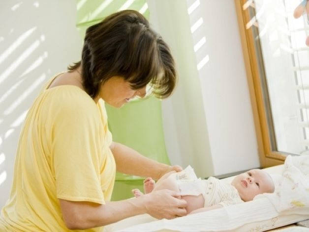 Trẻ sơ sinh bị sôi bụng đi ngoài có bọt là hiện tượng khiến các bậc phụ huynh lo lắng. Bởi vì trẻ sơ sinh hệ tiêu hóa còn rất non nớt và chưa hoàn thiện nên rất dễ gặp phải các vấn đề về tiêu hóa
