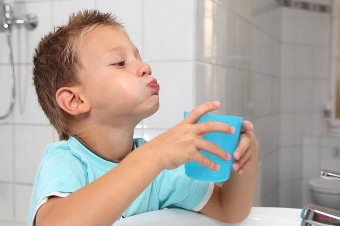 Súc miệng bằng nước muối sinh lý từ 2 - 3 lần mỗi ngày giúp giảm triệu chứng viêm họng