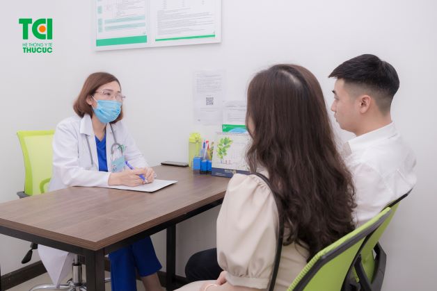 Theo dõi và kiểm tra sức khỏe định kỳ của thai nhi bằng việc khám định kỳ, sàng lọc trước sinh sẽ giúp mẹ bầu an tâm và có sự chuẩn bị tốt hơn