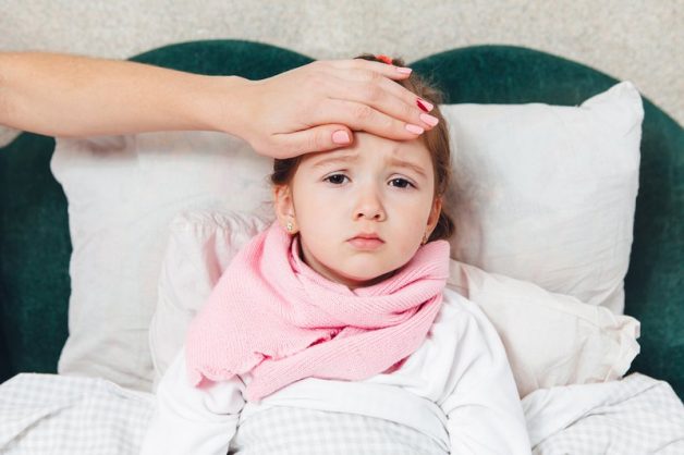 Có nhiều nguyên nhân khiến trẻ bị sốt virus