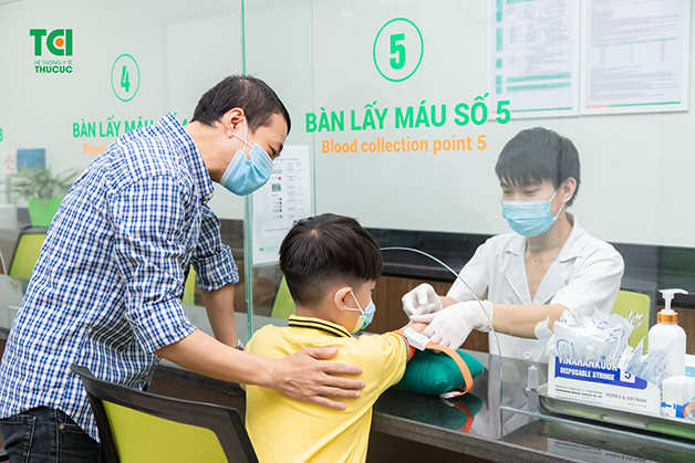 Khi trẻ có dấu hiệu bị sốt xuất huyết, bố mẹ nên đưa con đi khám và thực hiện xét nghiệm máu