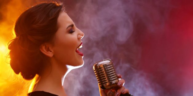 Lạm dụng giọng quá mức cũng là nguyên nhân dẫn đến viêm thanh quản