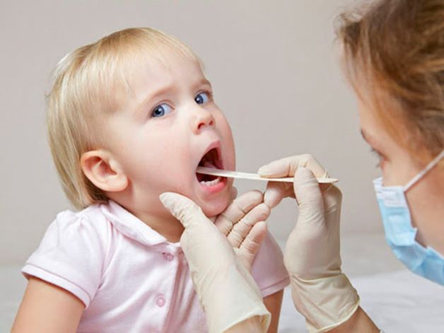 đa số trẻ nhỏ bị viêm họng đều là do virus, vi khuẩn tấn công vào cơ thể, đặc biệt trẻ nhỏ hệ miễn dịch chưa hoàn thiện nên rất dễ bị tổn thương. 