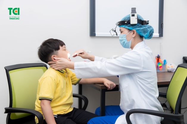 Nếu triệu chứng của bệnh kéo dài liên tục, cha mẹ cần đưa bé đi khám ở các cơ sở y tế có chuyên môn để được bác sĩ tư vấn và điều trị hiệu quả nhất.