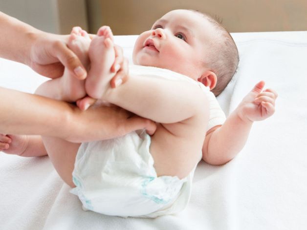 Trẻ sơ sinh bị sôi bụng đi ngoài nhiều lần khiến nhiều bậc phụ huynh lo lắng. Bởi đây là tình trạng nguy hiểm và có có thể ảnh hưởng tới sức khỏe và sự phát triển của trẻ trong tương lai