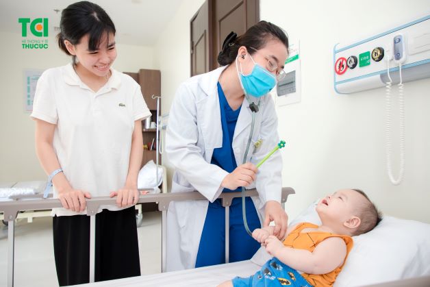 cha mẹ cũng cần lưu ý, ngay khi trẻ có dấu hiệu của bệnh, cha mẹ nên nhanh chóng đưa con tới bệnh viện để được bác sĩ tư vấn thăm khám và điều trị đúng cách.