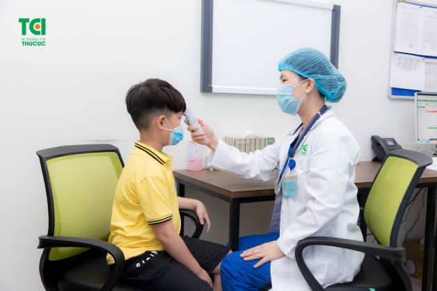 Triệu chứng dễ nhận biết của bệnh đó chính là: trẻ sốt cao, hắt hơi liên tục, sổ mũi, chảy nước mũi thường xuyên, cổ họng đau rát, nói khàn tiếng, ho nhiều, cơ thể mỏi mệt, bỏ ăn…