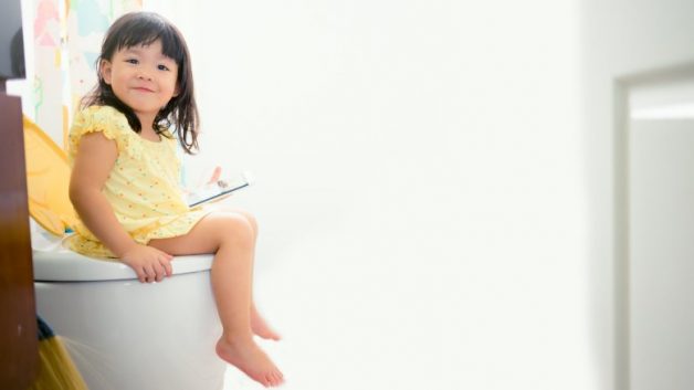 Bố mẹ nên rèn luyện thói quen đi vệ sinh cho con