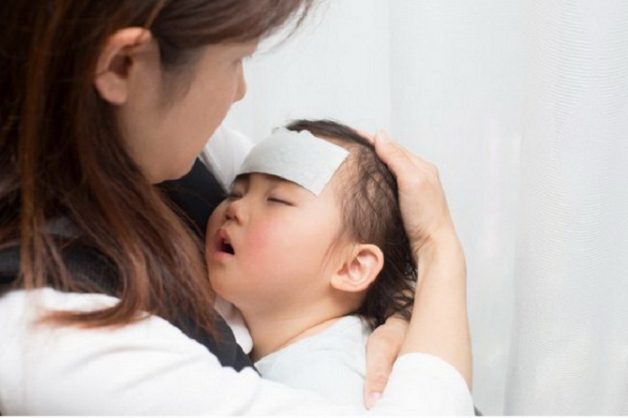 Sốt cao co giật xảy ra khi thân nhiệt của trẻ trên 38,5 độ C và con bắt đầu mất ý thức