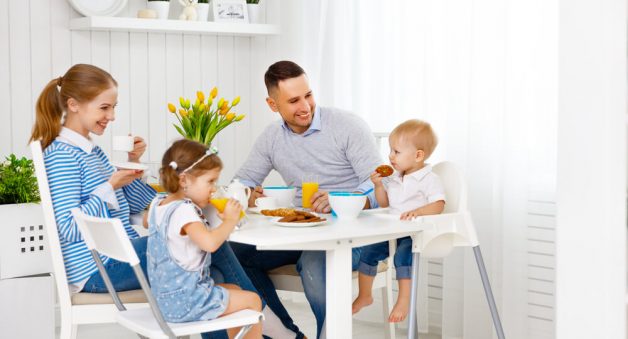 Bố mẹ nên tạo cho con những bữa ăn vui vẻ