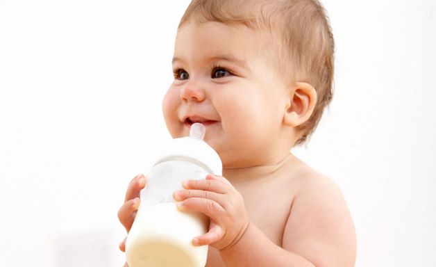 Trẻ không được bú sữa mẹ đầy đủ, đặc biệt là trong 6 tháng đầu đời, bởi bên trong sữa mẹ có chứa hormone motilin có vai trò hỗ trợ cho hoạt động ruột của bé. Do đó, nếu không được bổ sung hormone này sẽ khiến bé bị táo bón.