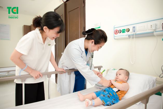 cha mẹ cần đưa trẻ đến khám ngay ở các cơ sở y tế để được bác sĩ tư vấn, thăm khám và điều trị, tránh để lâu gây hại cho sức khỏe của bé.