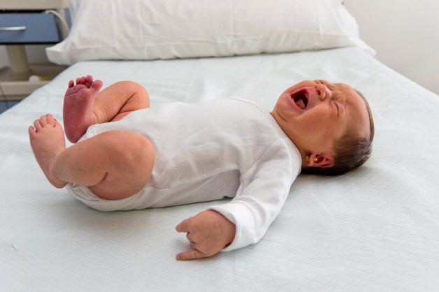 Quấy khóc và khó ngủ sẽ ảnh hưởng trực tiếp đến thể chất và trí não của trẻ 2 tháng tuổi