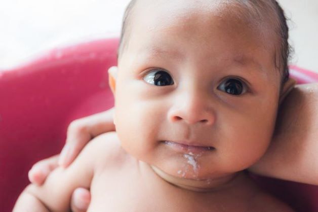 Nếu trẻ sơ sinh từ 3-5 tuần tuổi đột nhiên bắt đầu nôn dữ dội, nhiều lần trong ngày thì cần cảnh giác với chứng hẹp phì đại môn vị. Trẻ sẽ lặp đi có triệu chứng nôn ói liên tục nhưng thường không sốt.