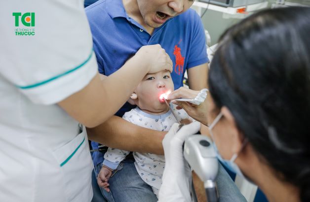 Khi quan sát thì thấy amidan trong vòm họng của trẻ bị sưng và đỏ tấy, mủ bắt đầu hình thành xung quanh và dần dần phủ trắng amidan, hơi thở bốc mùi hôi khó chịu. 