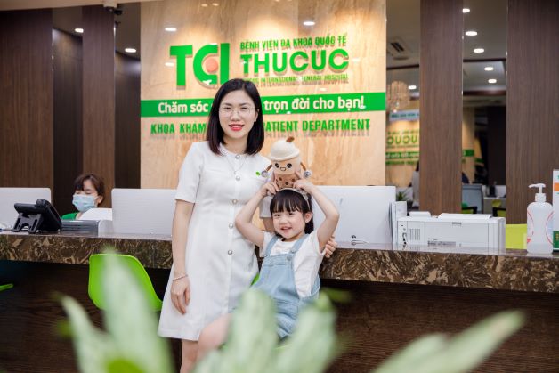 ngay khi phát hiện trẻ có các dấu hiệu bị sốt do viêm amidan, cha mẹ cần lưu ý và đưa bé đi khám và và điều trị theo chỉ định của bác sĩ chuyên khoa.