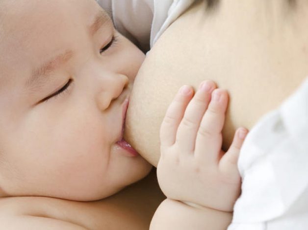 Trẻ bú no quá cũng sẽ quấy khóc khó ngủ