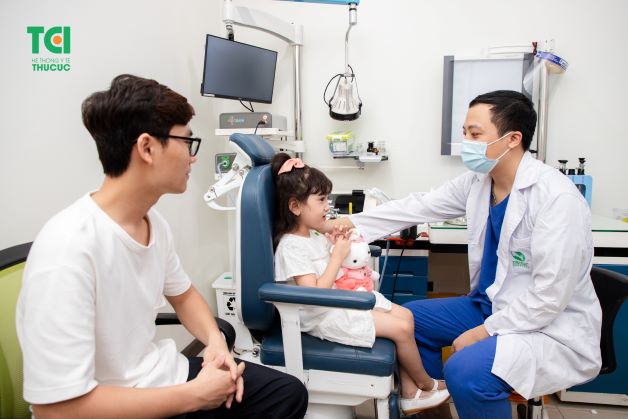 Theo ý kiến của các chuyên gia y tế, thời điểm thích hợp nhất là khi trẻ từ 4 tuổi trở lên vì đây là độ tuổi mà hệ miễn dịch của trẻ đã đáp ứng tương đối tốt và không bị ảnh hưởng khi cắt amidan và sức khỏe của trẻ cũng có thể đảm bảo để trải qua phẫu thuật.
