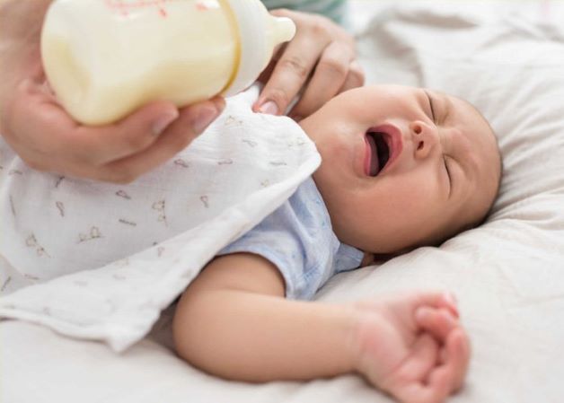 Nếu bé đang bú sữa mẹ nhưng chuyển sang sữa công thức cũng sẽ làm bé bị tiêu chảy. Hay thậm chí, mẹ ăn một vài món ăn lạ trong thực đơn, hoặc thực đơn ăn dặm cũng có thể gây nên tình trạng đi ngoài.