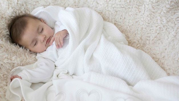 Thời tiết lạnh, thay đổi đột ngột nếu trẻ không được giữ ấm tốt sẽ dễ khiến trẻ bị cảm lạnh, viêm amidan, vì thế cha mẹ hãy đảm bảo giữ ấm cho trẻ, nhất là thời điểm giao mùa.