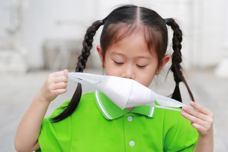 Đeo khẩu trang cho trẻ khi di chuyển trong môi trường có khói bụi là các hiệu quả