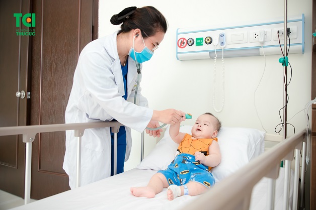 Các bác sĩ tại Khoa Nhi-Hệ thống Y tế Thu Cúc TCI không chỉ giỏi về chuyên môn mà còn rất giàu y đức, luôn chăm sóc các bé tận tâm, chu đáo