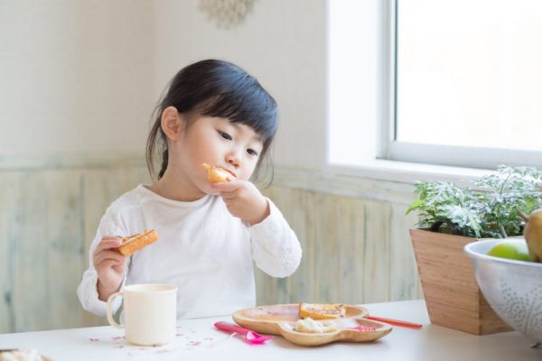 Để phòng ngừa tình trạng bé bị tay chân miệng, phụ huynh nên chú ý đến khẩu phần dinh dưỡng thường ngày của bé