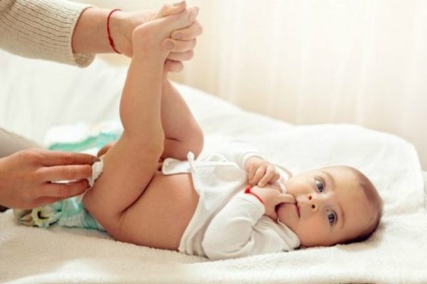 Trẻ bị tiêu chảy cấp thường đi cầu nhiều hơn bình thường 