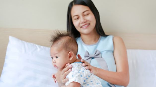 Lưu ý, khi cho trẻ bú cần ẵm trẻ ở tư thế đầu cao, và giúp trẻ vỗ ợ hơi bằng cách vỗ nhẹ vào lưng trẻ, sau đó cho trẻ bú tiếp.