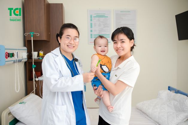 Khi trẻ bị trào ngược dạ dày bệnh lý cần Cho trẻ đi khám tại các cơ sở y tế có chuyên môn để được bác sĩ chẩn đoán và điều trị theo đúng phương pháp.
