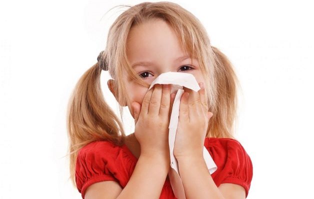 Thể viêm xoang mạn tính: Bệnh kéo dài ít nhất từ 8-12 tuần dù có được điều trị. Bệnh thường xuất hiện các triệu chứng như: Trẻ bị sốt nhẹ theo từng đợt, tình trạng ho kéo dài, khàn tiếng,