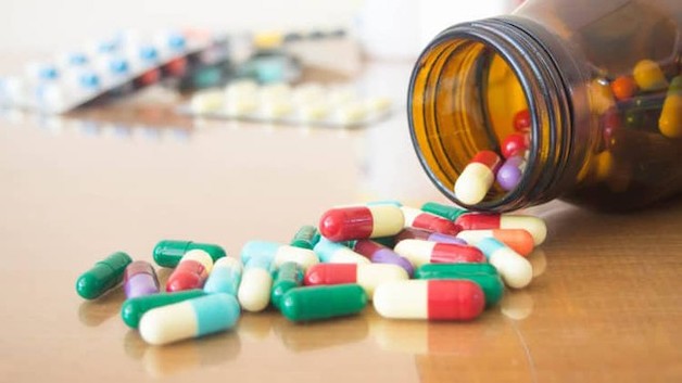 Để giảm đau và hạ sốt, bác sĩ sẽ kê đơn thuốc gồm ibuprofen hoặc aspirin.
