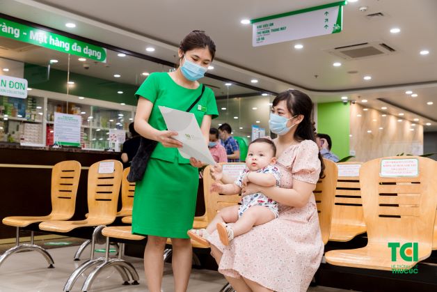 nếu thấy các triệu chứng kể trên, cha mẹ nên đi khám và điều trị sớm để tránh nguy cơ gây biến chứng cho trẻ.
