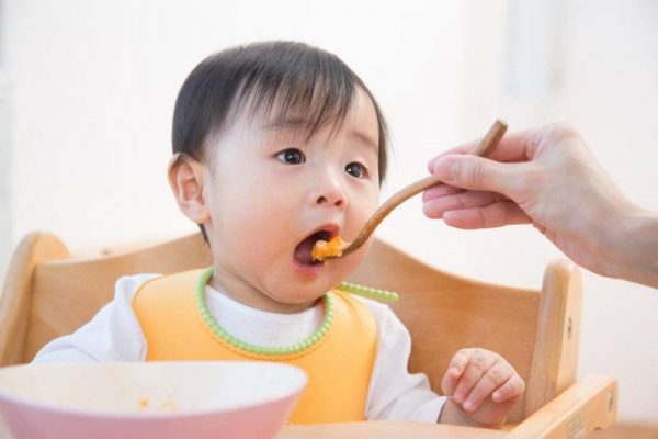 Một chế độ dinh dưỡng thiếu chất xơ là nguyên nhân hàng đầu gây ra bệnh táo bón ở trẻ em