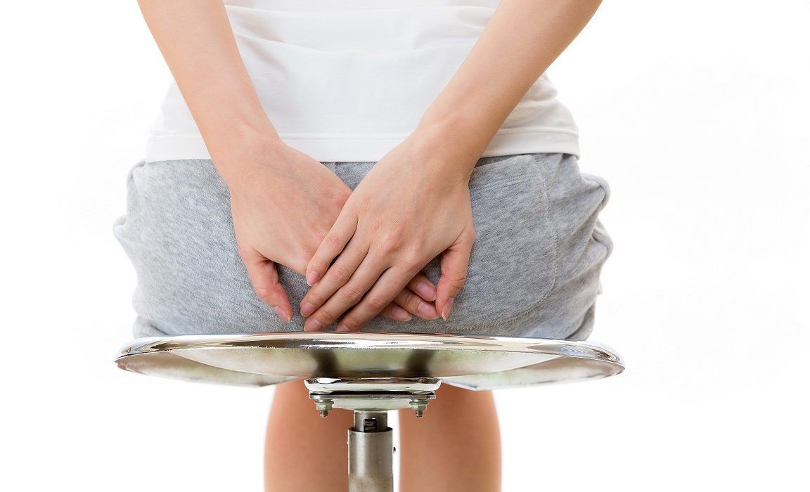 Bệnh trĩ độ 2 thường có triệu chứng gây đau rát, có thể ra máu và búi trĩ sa
