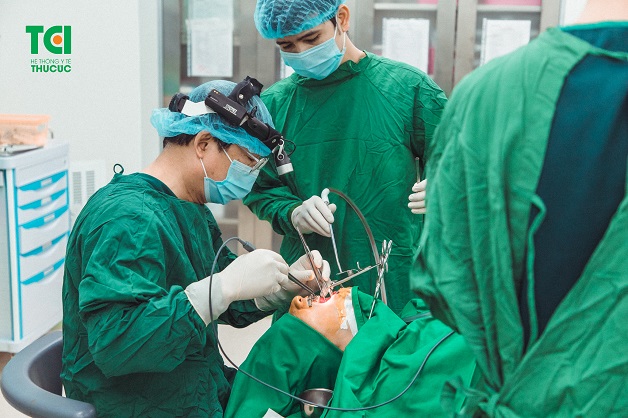 Một ca phẫu thuật cắt viêm amidan được thực hiện tại Chuyên khoa Tai-Mũi-Họng của Hệ thống Y tế Thu Cúc TCI