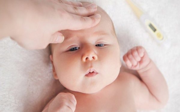 Sốt là một trong những biểu hiện đặc trưng của bệnh viêm tai giữa ở trẻ 